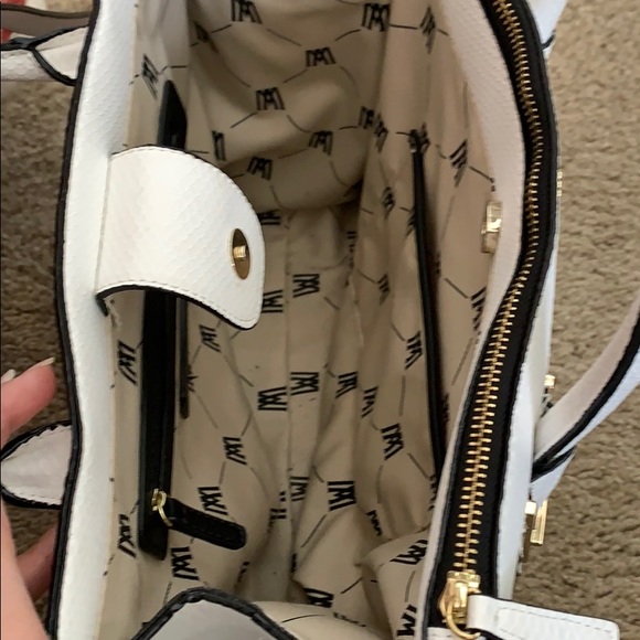 White purse - Picture 3 of 4